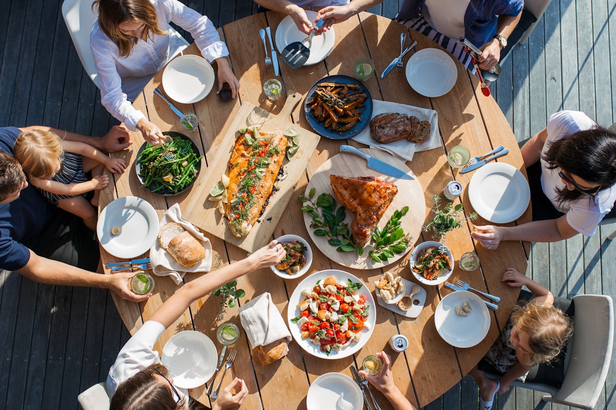Famiglia che prepara pasti salutari insieme